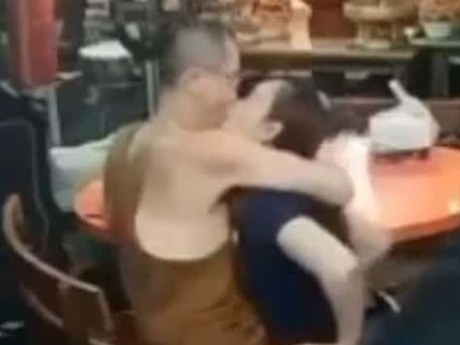 Mních čelí obvineniam po sexuálnom škandále a zmiznutých daroch