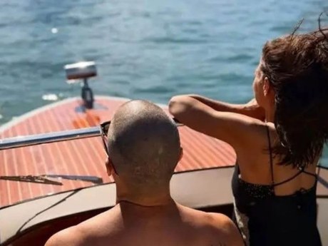 Katie Holmes potvrdila vzťah s mladším umelcom a žiari šťastím