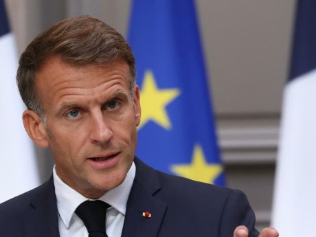 Macron varuje pred ruskými hybridnými útokmi vo Francúzsku