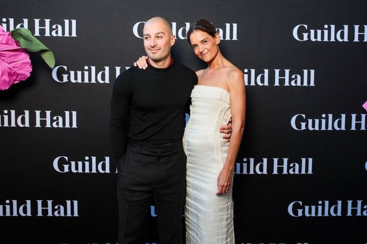 Katie Holmes potvrdila vzťah s mladším umelcom a žiari šťastím