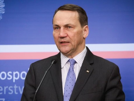 Sikorski: Európa by bez USA vyradila ruské rafinérie za šesť týždňov